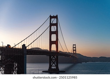 Blick auf den Sonnenuntergang der Golden Gate Bridge mit Golden-Hour-Effekt.