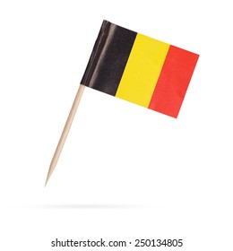 Miniatuur papieren vlag België. Geïsoleerd op een witte achtergrond. Met schaduw eronder