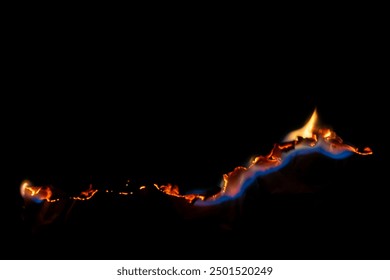 kertas terbakar, tepi kertas bercahaya pada latar belakang hitam
