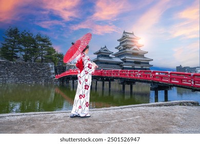 Donna asiatica in kimono tradizionale giapponese in mezzo al castello di Matsumoto, città di Matsumoto, prefettura di Nagano, Giappone