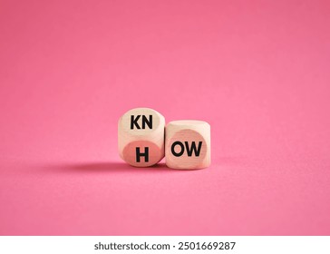 Conceptul de know how de afaceri. Două zaruri de lemn pe un fundal roz simbolizează cunoștințele, priceperea și expertiza, sugerând succesul și creativitatea în afaceri.