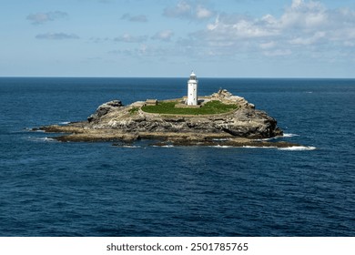戈德雷维灯塔建于 1858-1859 年，位于康沃尔郡圣艾夫斯湾的戈德雷维岛。