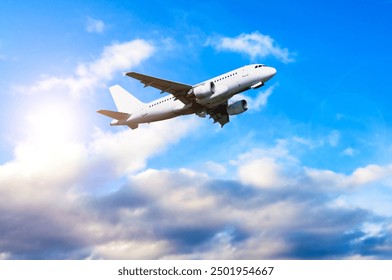 飛行中の飛行機、雲の上の青い空を飛ぶ飛行機のある旅行の背景。空白の塗装が施された飛行中の飛行機