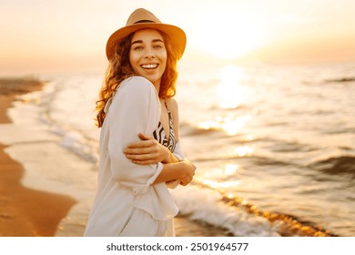 Jonge vrouw loopt op blote voeten op het strand, zonsopgang. Reis-, weekend-, ontspannings- en lifestyleconcept.