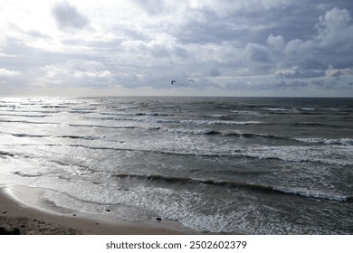 波と太陽の光が戯れる海の景色