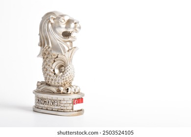 Mini merlion szobrok. Szingapúr Merlion ajándéktárgy arany ezüst színű elszigetelt fehér background