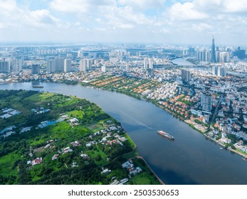 Vista panoramica di Saigon, Vietnam, dall'alto del quartiere centrale degli affari di Ho Chi Minh City. Paesaggio urbano e molti edifici, case locali, fiumi. Concetto di paesaggio.