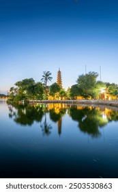 วิวพาโนรามาของเจดีย์เฉินก๊วก วัดที่เก่าแก่ที่สุดในฮานอย ประเทศเวียดนาม แนวคิดการเดินทางและภูมิทัศน์