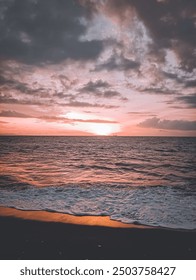 غالبًا ما يخلق الشفق على الشاطئ جوًا هادئًا للغاية. ومع بدء غروب الشمس، يتغير لون السماء إلى درجات من البرتقالي والأحمر والأرجواني، مما يخلق منظرًا مذهلاً. صوت الأمواج المتلاطمة