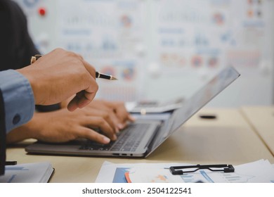 Ein Unternehmen umfasst die Herstellung, den Austausch und die Verwaltung von Waren oder Dienstleistungen zum Zwecke der Gewinnerzielung. Dazu gehört die Planung, Organisation und Umsetzung von Strategien, um die Marktnachfrage zu erfüllen und den Umsatz zu steigern.