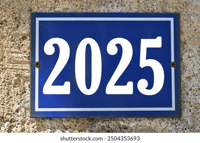 ป้ายบ้านเลขที่เคลือบอีนาเมลสีน้ำเงิน แสดงหมายเลข 2025 สีขาว (เลขสองพันยี่สิบห้า)