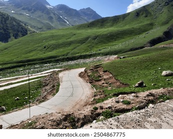 Majestätische Naturschönheit von Gilgit-Baltistan in Pakistan. Gilgit-Baltistan ist für seine erstaunliche Naturschönheit bekannt. Einzigartige Landschaften, immergrüne Wälder, kalte Wüsten und schneebedeckte Berge.