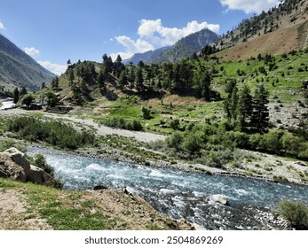 Majestätische Naturschönheit von Gilgit-Baltistan in Pakistan. Gilgit-Baltistan ist für seine erstaunliche Naturschönheit bekannt. Einzigartige Landschaften, immergrüne Wälder, kalte Wüsten und schneebedeckte Berge.