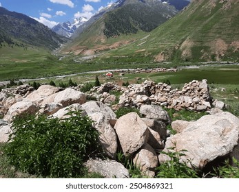 Majestätische Naturschönheit von Gilgit-Baltistan in Pakistan. Gilgit-Baltistan ist für seine erstaunliche Naturschönheit bekannt. Einzigartige Landschaften, immergrüne Wälder, kalte Wüsten und schneebedeckte Berge.