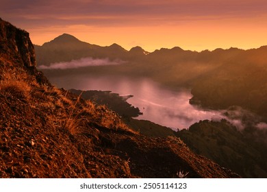 ペラワンガン スンバルンからリンジャニ山の美しさをお楽しみください。夕日の雰囲気のあるセガラ アナク湖とリンジャニ ピークをご覧ください。