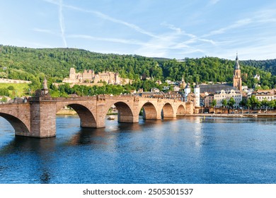 Heidelberg z gradom, reko Neckar in starim mestnim mostom v Heidelbergu v Nemčiji