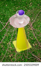 DIY venkovní hra, která otestuje obratnost, týmovou práci a komunikaci pomocí talířů svázaných provazem, kelímků naplněných vodou, míčků a kuželů. Vysoce náročná týmová práce při udržování rovnováhy