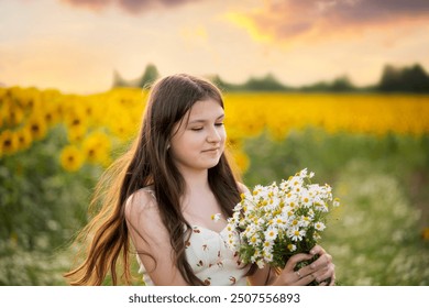 linda adolescente com cabelos longos e um buquê de margaridas nas mãos em um prado florido em uma noite de verão. Retrato gentil