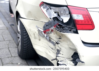 uništeni automobil izbliza, teško oštećen automobil nakon prometne nesreće, ogromno udubljenje na karoseriji, nesmotrena vožnja, podsjetnik o osiguranju