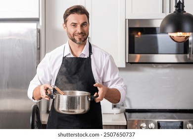 Главният готвач готви супа в кухнята. Главният готвач приготвя купа за супа с тенджера за супа. Рецепта за супи. Главен готвач готви супа в модерна кухня. Възрастен мъж готвач стои в кухнята и приготвя храна.