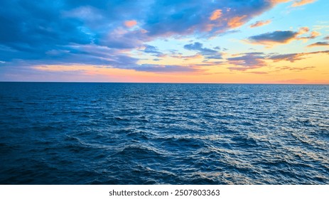 夕暮れ時の穏やかなミシガン湖の海の景色の航空写真