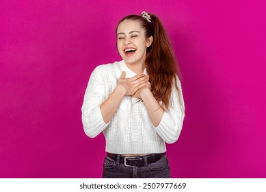 Garota comovida e encantada. Retrato de uma mulher tomada pela emoção. Ilustra sentimentos profundos e momentos ternos. Perfeito para transmitir sentimentos de calor, afeição e emoções sinceras