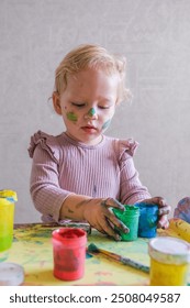 Ženské batole kreslení u stolu