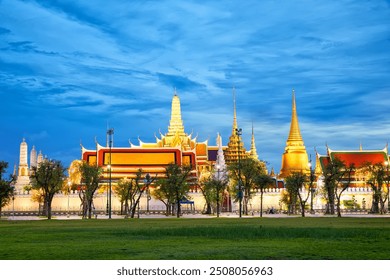 วัดพระแก้วมรกตยามพลบค่ำจากสนามหญ้าสนามหลวง กรุงเทพมหานคร ประเทศไทย