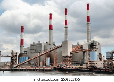 Ravenswood Generating Station Power Plant a Long Island City nel Queens, New York. È alimentata da petrolio e gas naturale.