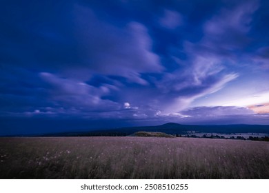 Sonnenuntergang in der Nähe der Stadt Bozi Dar im Sommer heißen Abend mit bewölktem Himmel vor dem Sturm