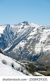 montanha e vale do cáucaso cobertos de neve na georgia