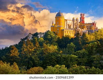 Sintra, Portekiz. Milli parktaki Pena Sarayı. Lizbon. Yeşil ağaçlar arasında gün doğumu. Güzel masal şatosu orman çam ağaçları. Sarayda panoramik yaz manzarası. Gökyüzünde güneş ışığı bulutları