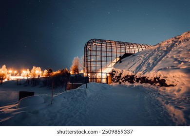 D'Aussense vum Arktikum Musée an der Nuecht am Schnéi am Wanter zu Rovaniemi, Lappland, Finnland ënner de Stären