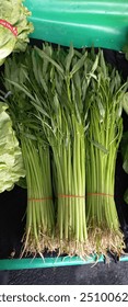 Waasser Spinat oder Kangkung ass meng Liiblingsveggie. meng Mamm mécht gär Kangkung Belacan wou et meng Léifsten Veggie ass