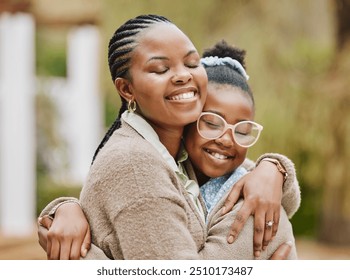 Nënë e lumtur, përqafuese dhe zezake me fëmijën në oborrin e shtëpisë së re së bashku për lidhje. Dashuri, familje dhe nënë beqare afrikane duke përqafuar vajzën me kujdes në kopsht për hipotekën e shtëpisë në Botsvana.