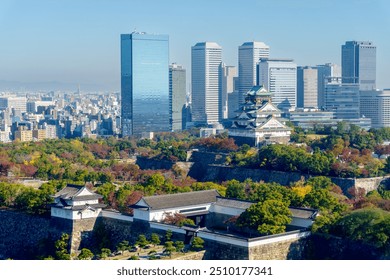 Paisagem urbana colorida da cidade de Osaka e castelo de Osaka na estação do outono com fundo de céu azul claro, Japão. Vista de cima. Marco de Osaka.