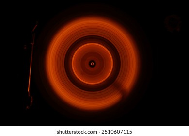 Concepto de DJ musical. Estela de fuego y humo en un disco de vinilo. Disco de vinilo en llamas. Tocadiscos de vinilo sobre fondo oscuro. Enfoque selectivo