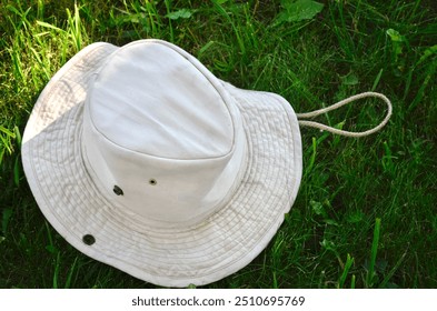 pălărie bărbătească albă pe iarbă verde