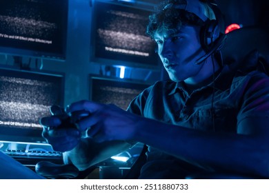 Mladi igrač igra kompjuterske igrice u neonskom osvetljenoj prostoriji za igre, online e-sport streaming, fokusira se na određenu tačku