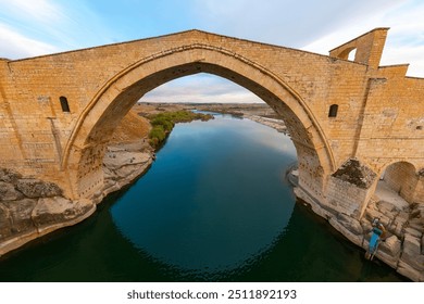A Ponte Malabadi é uma ponte em arco que atravessa o Rio Batman, perto da cidade de Silvan, no sudeste da Turquia.