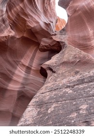 Valurile de piatră portocalie din Antelope Canyon sunt renumite în Arizona. Aceste minuni din sud-vest au fost formate de apă. Eroziunea rocii roșii este rece. Lumina soarelui strălucește prin vale. Plimbare pentru a explora.