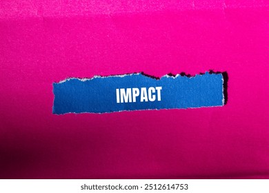Mot d'impact écrit sur un morceau de papier bleu déchiré avec un fond rose. Symbole de mot d'impact conceptuel. Espace de copie.