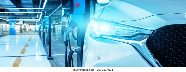 Stație de încărcare pentru vehicule electrice în parcarea interioară a mall-ului, punct de încărcare a bateriei EV pentru transport durabil, infrastructură de energie curată pentru mașina electrică, unitate de încărcare comercială în parcare