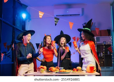 Fête d'Halloween au bureau avec des collègues costumés, célébrant avec des boissons et des rires, favorisant le travail d'équipe et l'esprit festif