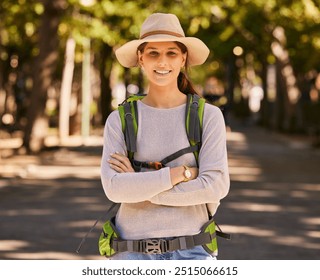 Portret, planinarenje i žena sa šeširom prekriženih ruku na odmoru, odmoru ili putovanju. Putovanja, sloboda i žena iz Kanade na planinarenju, istraživanju ili avanturi u prirodi, zabavi ili provođenju vremena sami