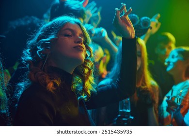 Groupe de jeunes amis, vêtus de costumes effrayants et amusants, fréquentant une discothèque pour célébrer joyeusement Halloween. Concept d'Halloween, vacances, fête, loisirs, divertissement