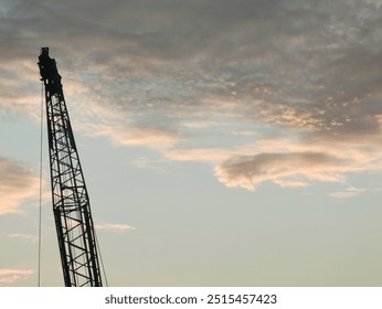 Mesin gergasi, silhoutte kren dengan gambar latar belakang senja atau petang, seni bina, bangunan, bahan reka bentuk pembinaan, sumber grafik peralatan berat, kertas dinding kren