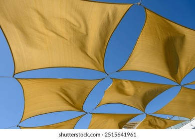 suncobrani na plaži na plavom nebu