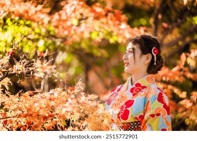 Niña posa para una foto con kimono en otoño en el Templo Katsuoji - Osaka, Japón.