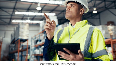 Inspección, tablet y cadena de suministro con hombre en almacén para logística, flete o envío. Exportación, entrega o almacenamiento de carga con checklist digital para cumplimiento aduanero en gestión de inventario